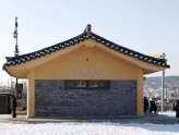 韓国らしい建物の公衆トイレ